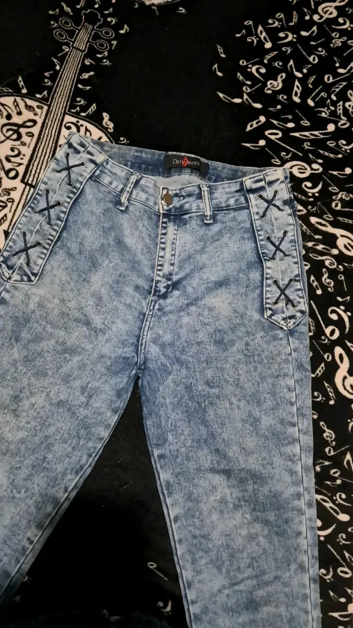 Jeans azul claro con diseño cruzado - 2