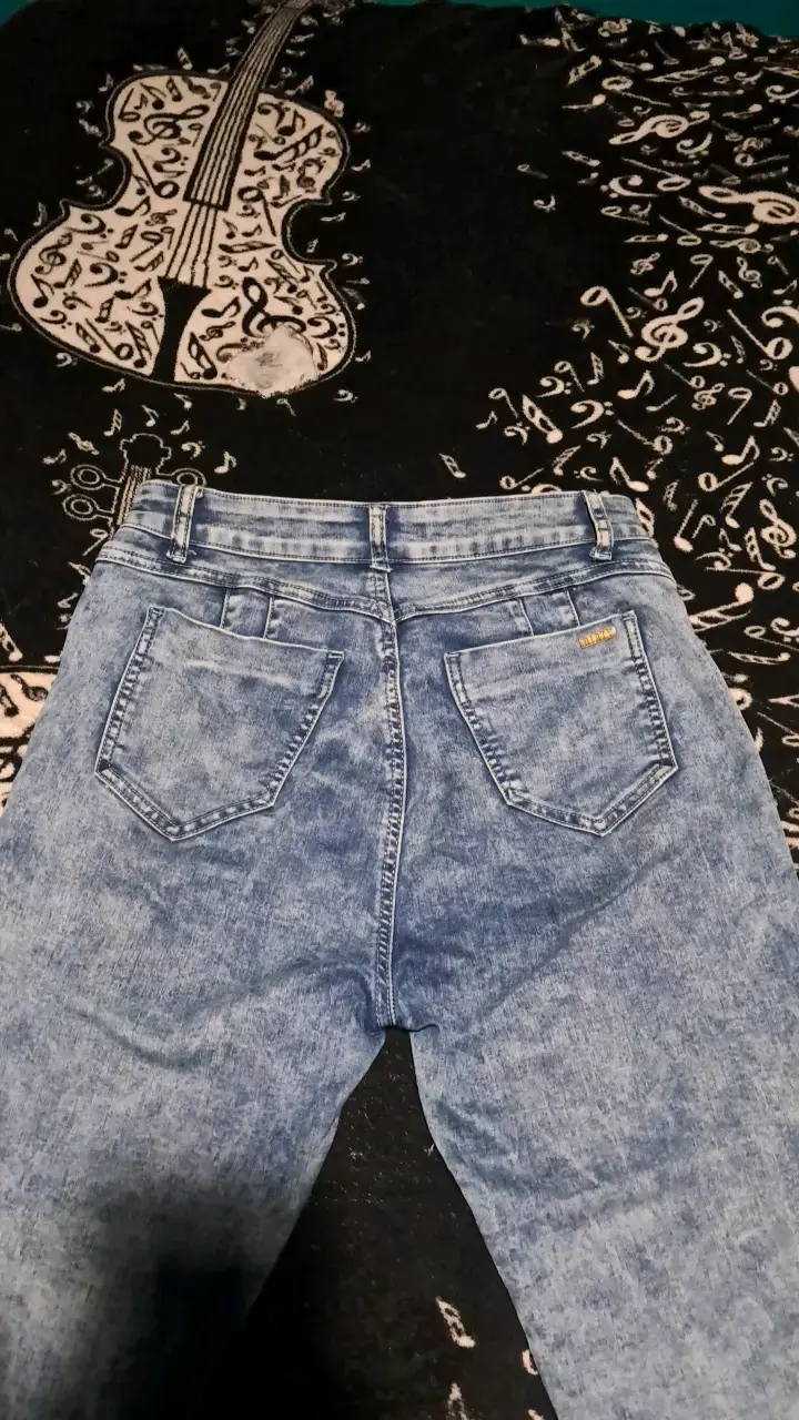 Jeans azul claro con diseño cruzado - 3