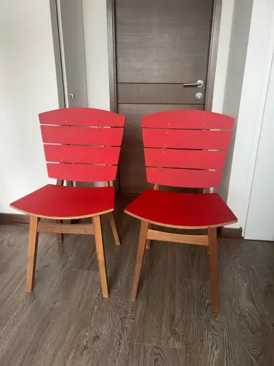 Sillas de madera con respaldo rojo - miniatura 1