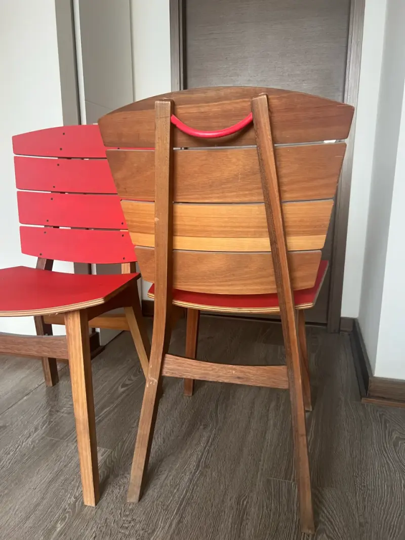 Sillas de madera con respaldo rojo - 3
