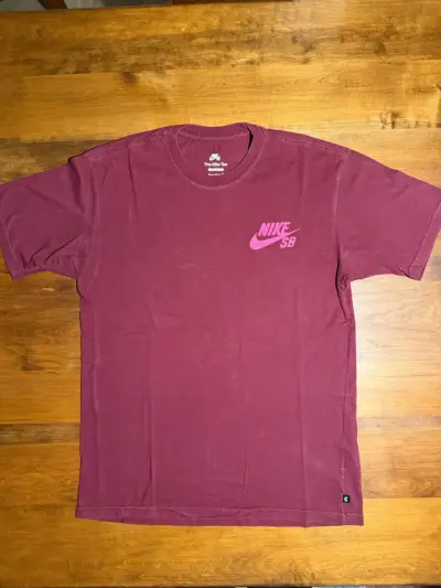Polera Nike SB burdeos para hombre - miniatura 1