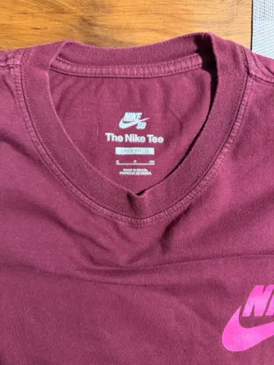 Polera Nike SB burdeos para hombre - miniatura 3