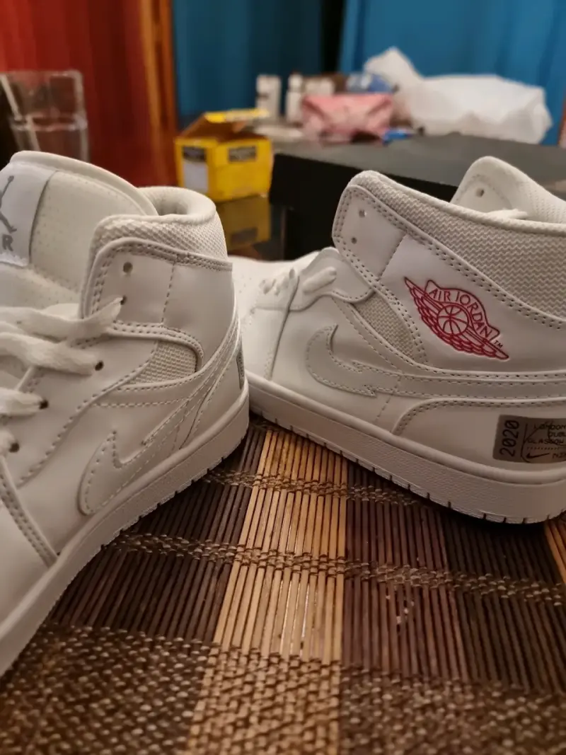 Zapatillas Air Jordan Blancas de Cuero - 2