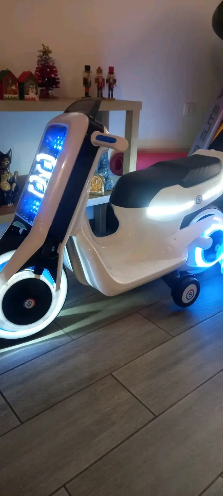 Scooter eléctrica infantil verde con luces LED - 2