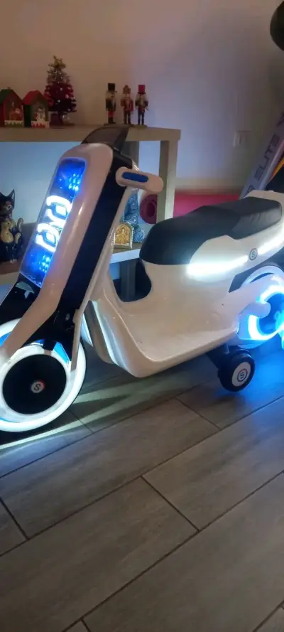 Scooter eléctrica infantil verde con luces LED - miniatura 2