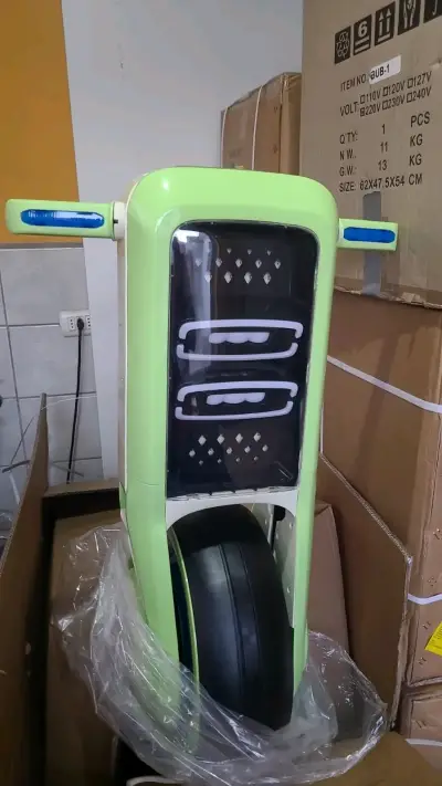 Scooter eléctrica infantil verde con luces LED - miniatura 3