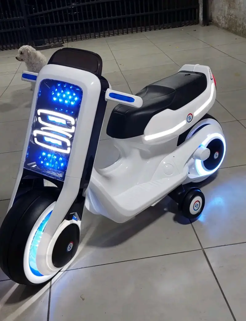 Scooter eléctrica infantil verde con luces LED - 4