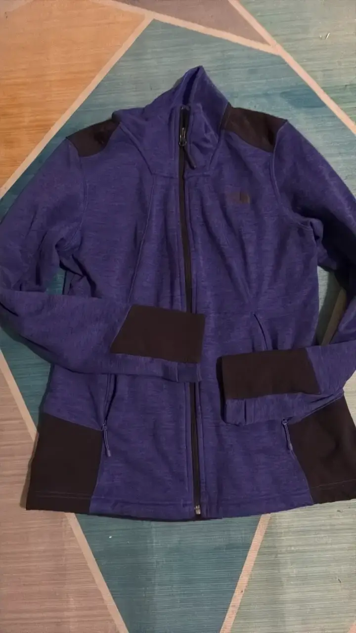 Chaqueta the North face morada con detalles negros - 1