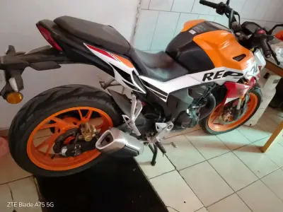 Moto Honda Repsol CBR 250R en buen estado - miniatura 3