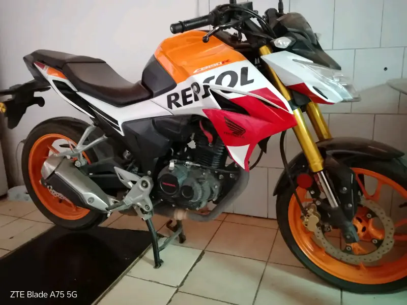 Moto Honda Repsol CBR 250R en buen estado - 4