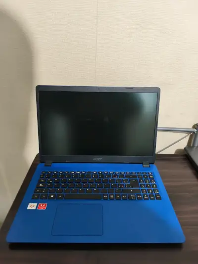 Laptop Acer azul con procesador AMD - miniatura 1