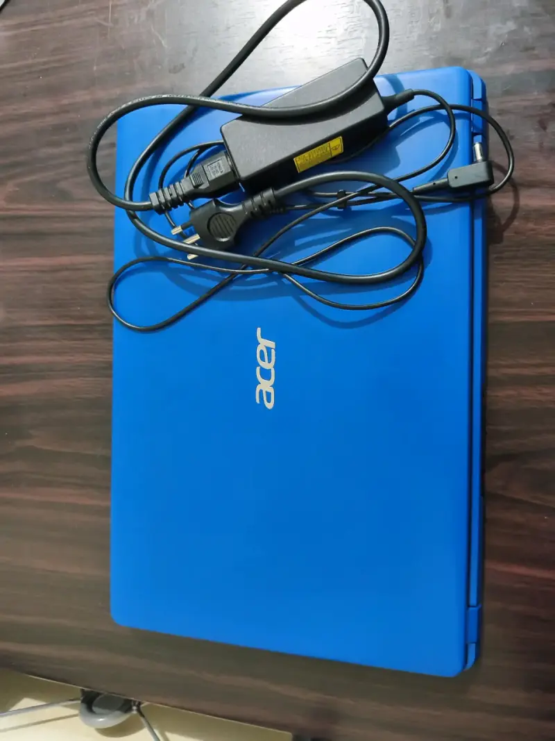 Laptop Acer azul con procesador AMD - 3