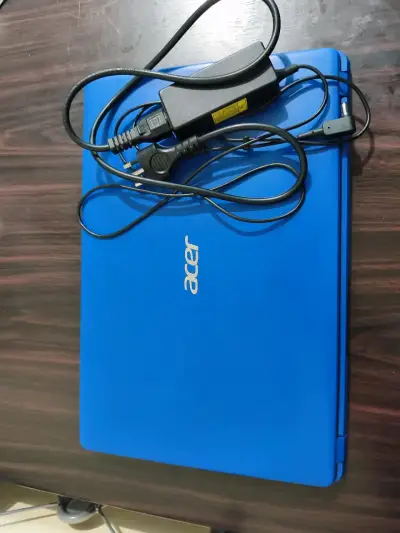Laptop Acer azul con procesador AMD - miniatura 3