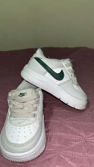Zapatillas deportivas blancas para niños - miniatura 2