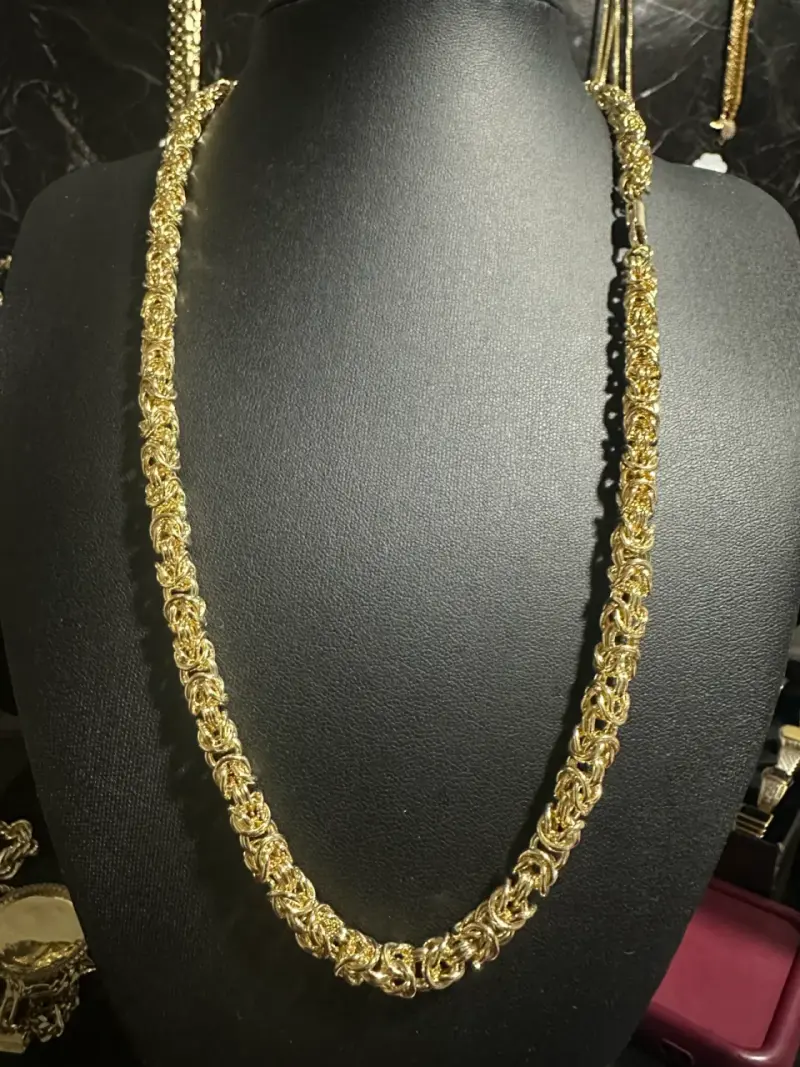 Collar de oro trenzado elegante