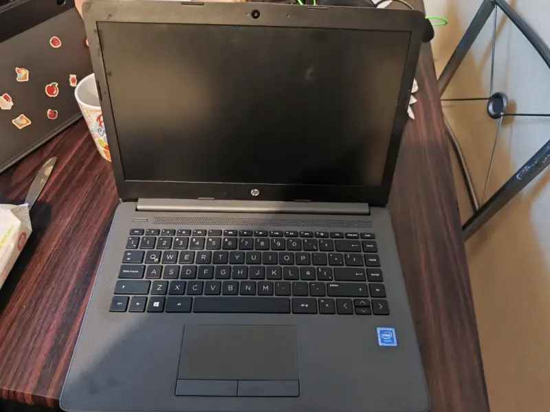 Laptop HP con procesador Intel en buen estado - 1