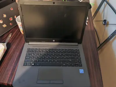 Laptop HP con procesador Intel en buen estado - miniatura 1