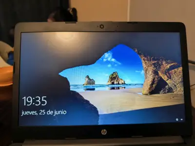 Laptop HP con procesador Intel en buen estado - miniatura 2
