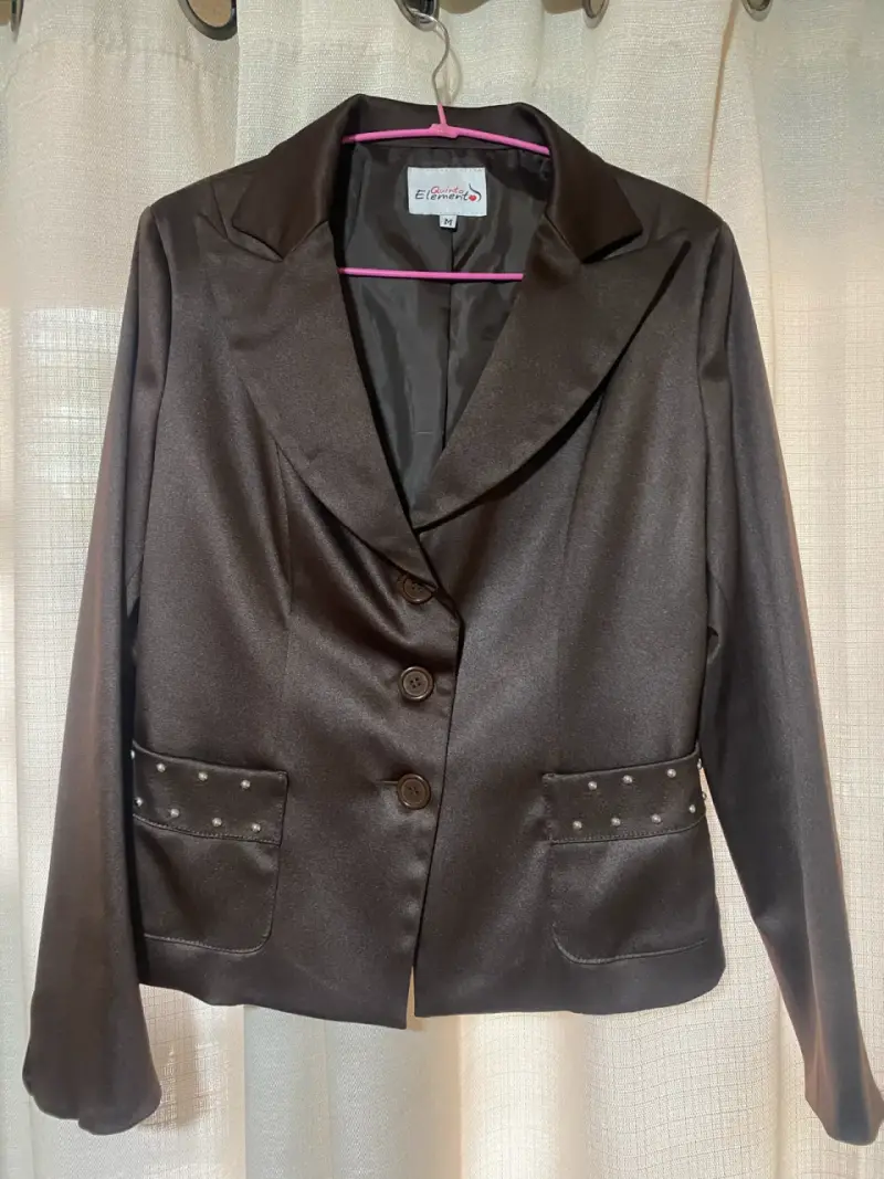 Blazer de mujer marrón con detalles de tachas - 2