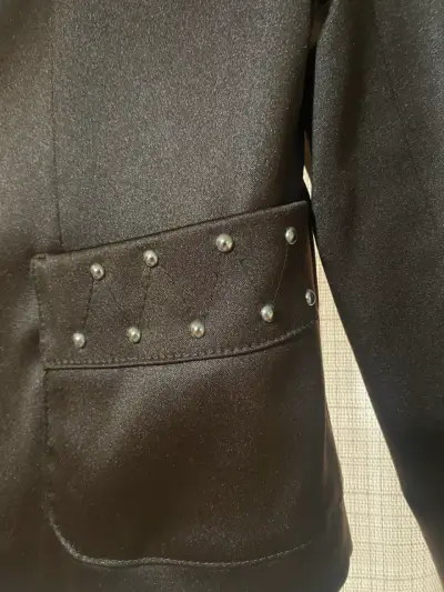 Blazer de mujer marrón con detalles de tachas - miniatura 3