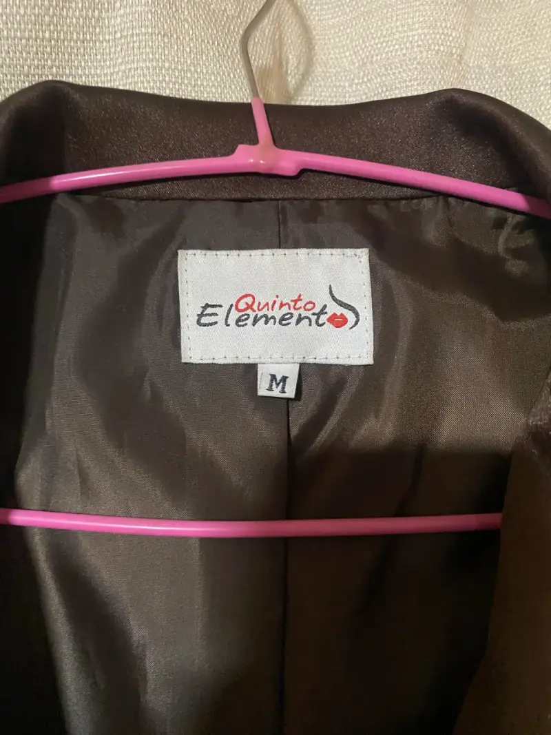 Blazer de mujer marrón con detalles de tachas - 4