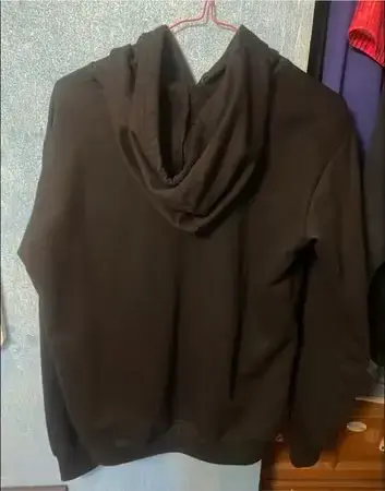 Polerón negro con gorro para hombre - 2