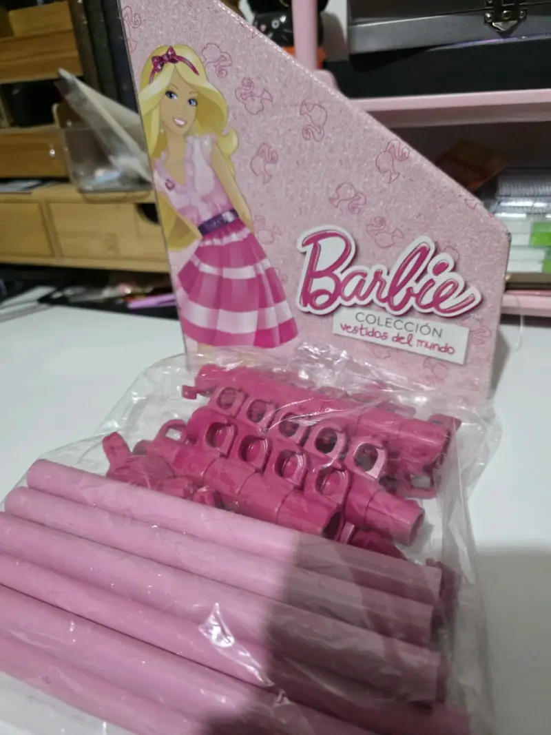 Tres vestidos barbie y su colgador, c - 1