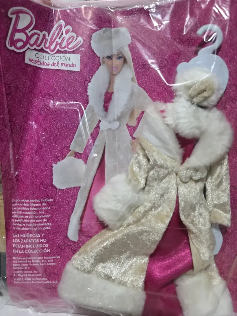 Tres vestidos barbie y su colgador, c - 2