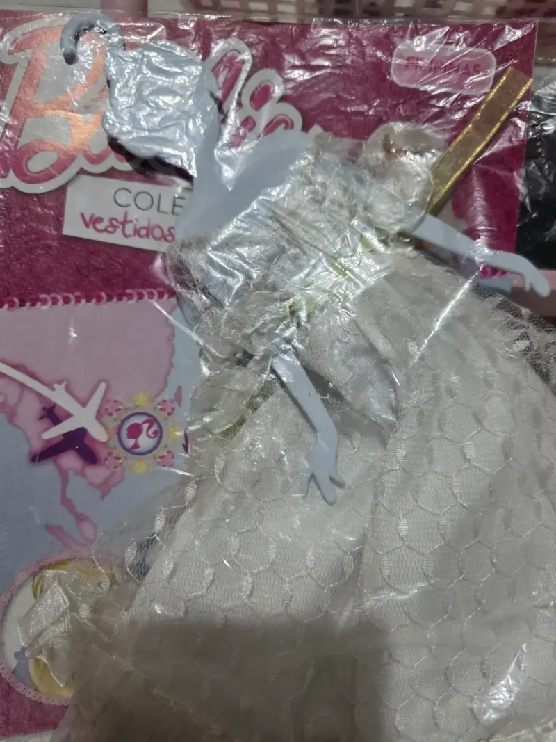 Tres vestidos barbie y su colgador, c - 3