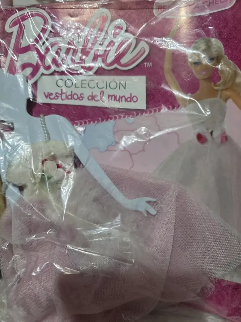 Tres vestidos barbie y su colgador, c - 4