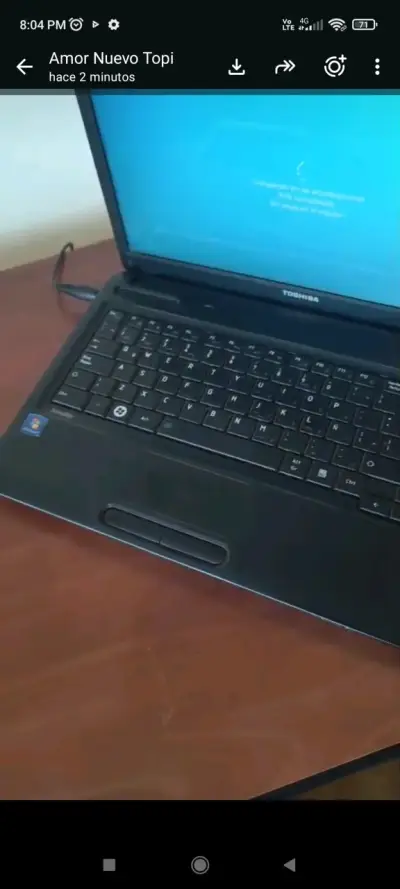 Notebook portátil Toshiba con pantalla amplia - miniatura 1