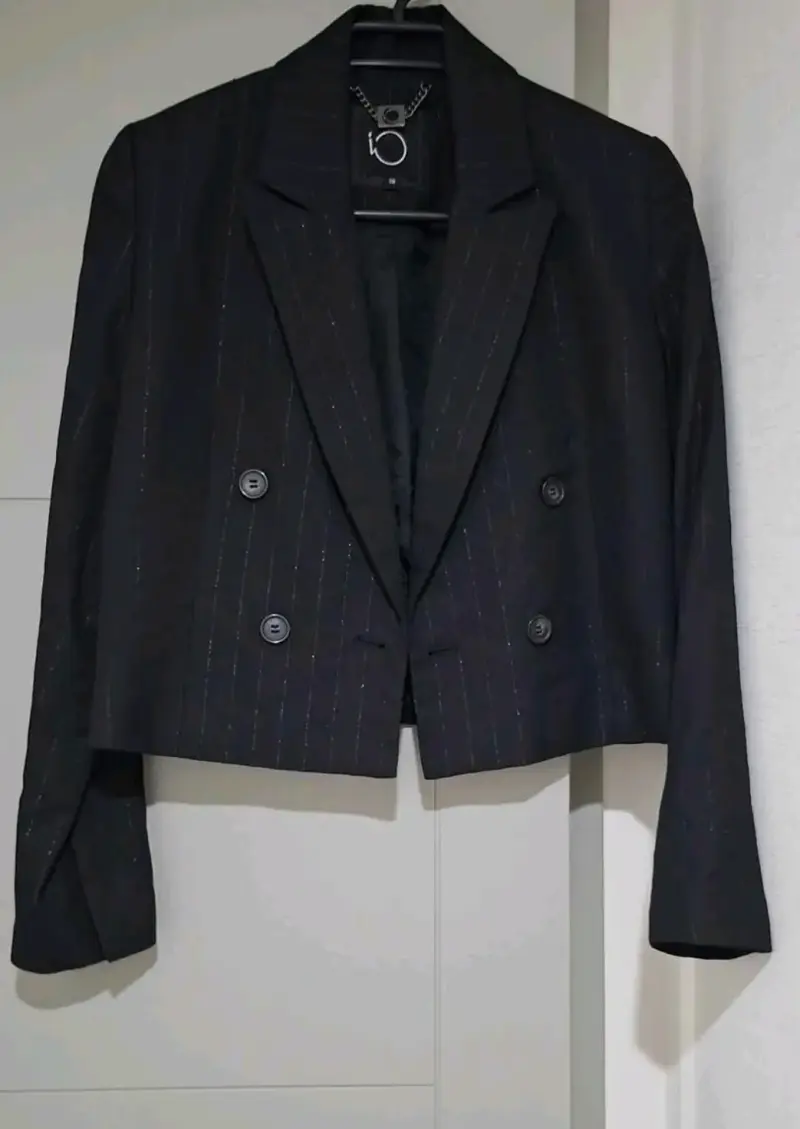 Blazer crop marca  IO talla 38Color negro líneas d