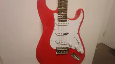 Guitarra eléctrica roja estilo Stratocaster - miniatura 1
