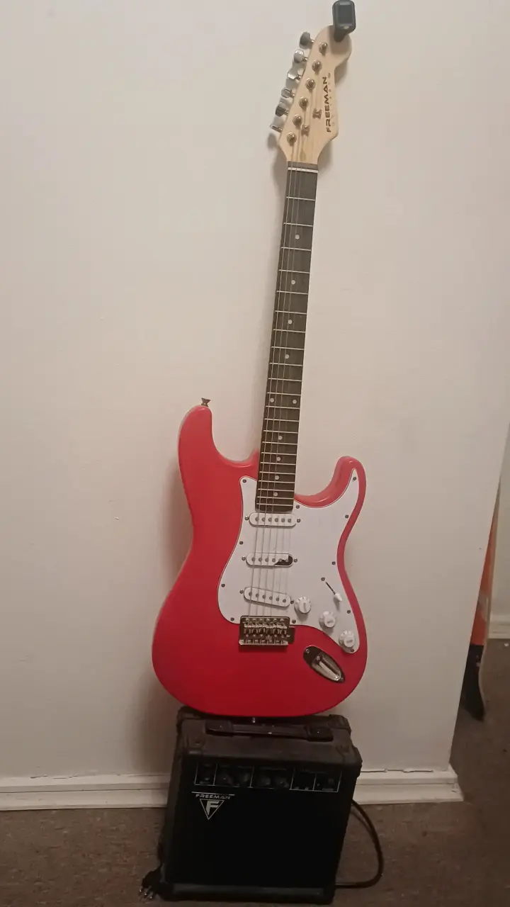 Guitarra eléctrica roja estilo Stratocaster - 2