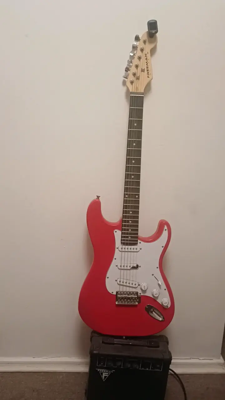 Guitarra eléctrica roja estilo Stratocaster - 3