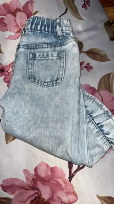 Jeans de mezclilla para niña con volantes - miniatura 2