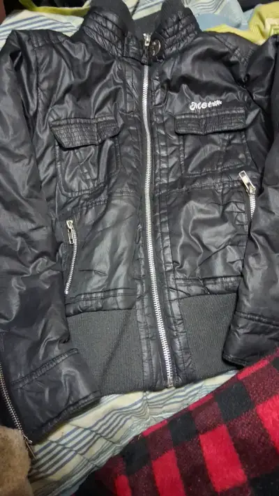 Chaqueta negra de mujer con cierre y bolsillos - miniatura 1