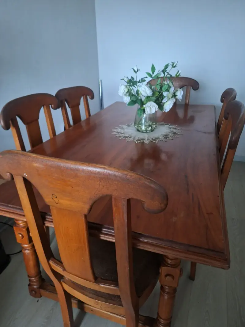 Mesa de comedor de RaulÍ con sus 6 sillas. - 1
