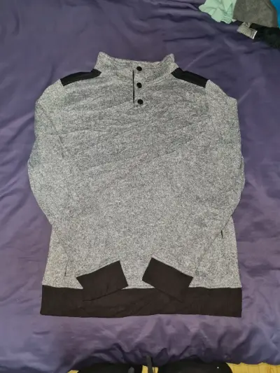 Suéter gris con detalles negros para hombre - miniatura 1