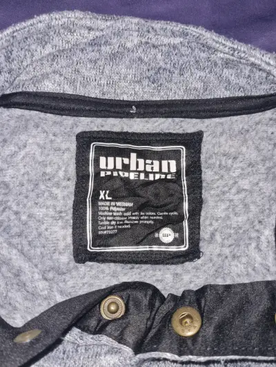 Suéter gris con detalles negros para hombre - miniatura 2