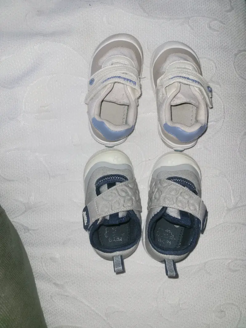 Zapatos para bebé en colores blanco y gris