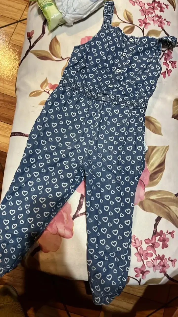 Enterito de mezclilla para niña con estampado de corazones - 1