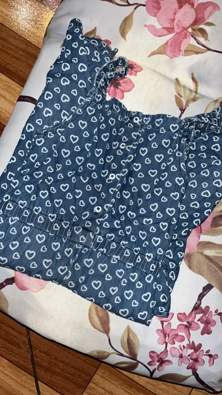 Enterito de mezclilla para niña con estampado de corazones - 2