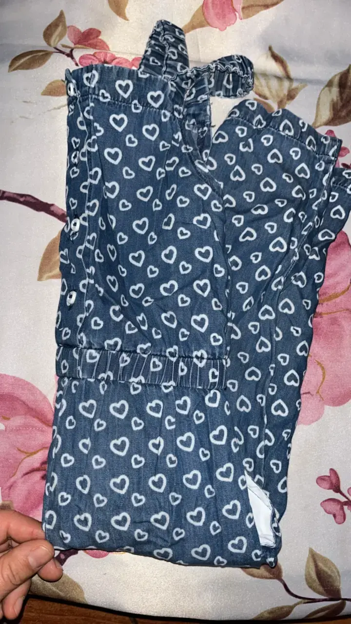 Enterito de mezclilla para niña con estampado de corazones - 3