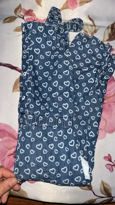 Enterito de mezclilla para niña con estampado de corazones - miniatura 3
