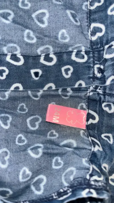 Enterito de mezclilla para niña con estampado de corazones - miniatura 4