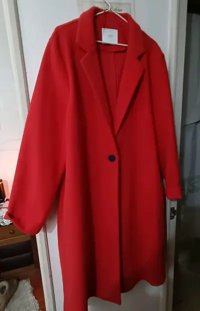 Abrigo rojo elegante para mujer - miniatura 1
