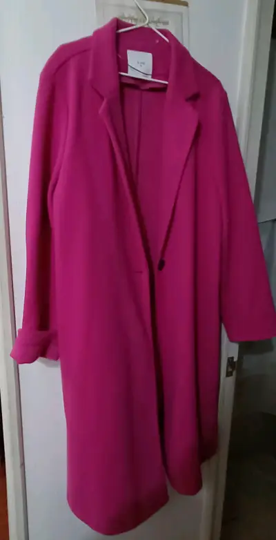 Abrigo rojo elegante para mujer - miniatura 2