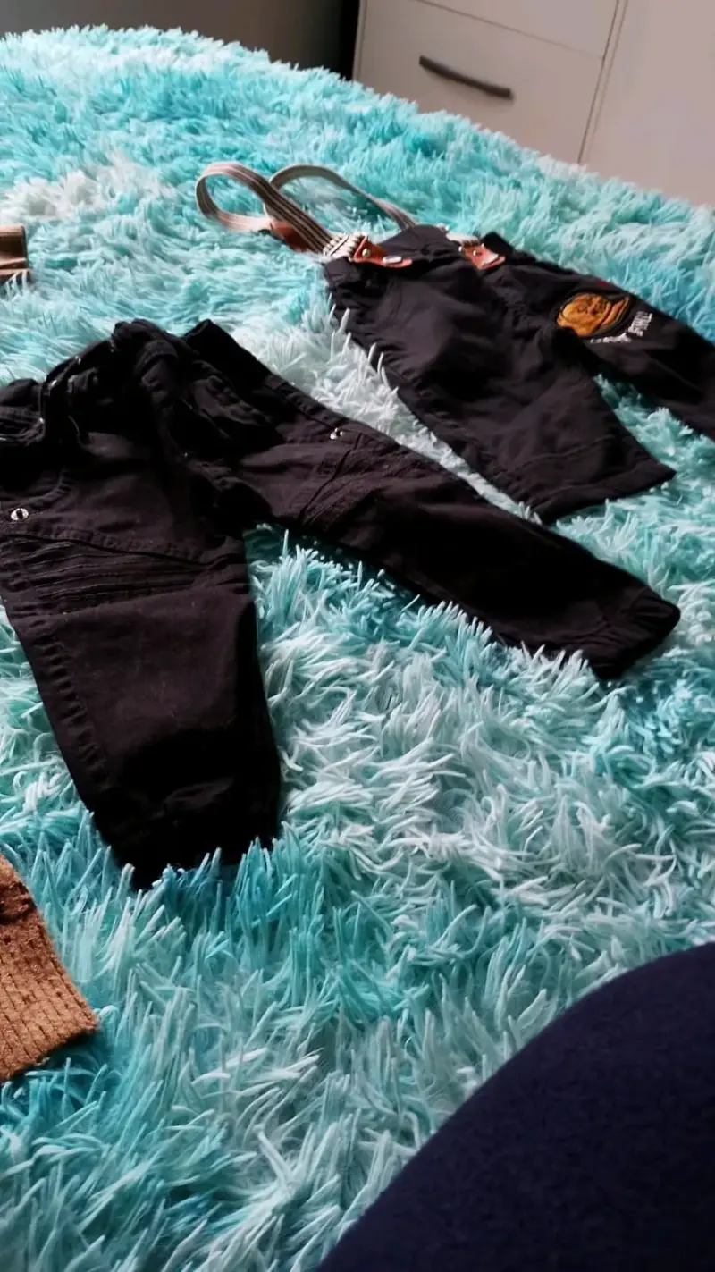 Pantalones de niño con tirantes negros
