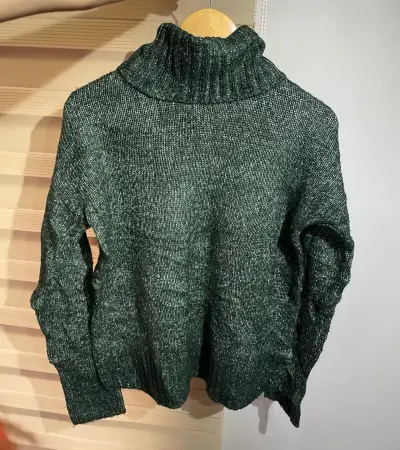 Suéter de cuello alto verde oscuro para mujer - miniatura 1